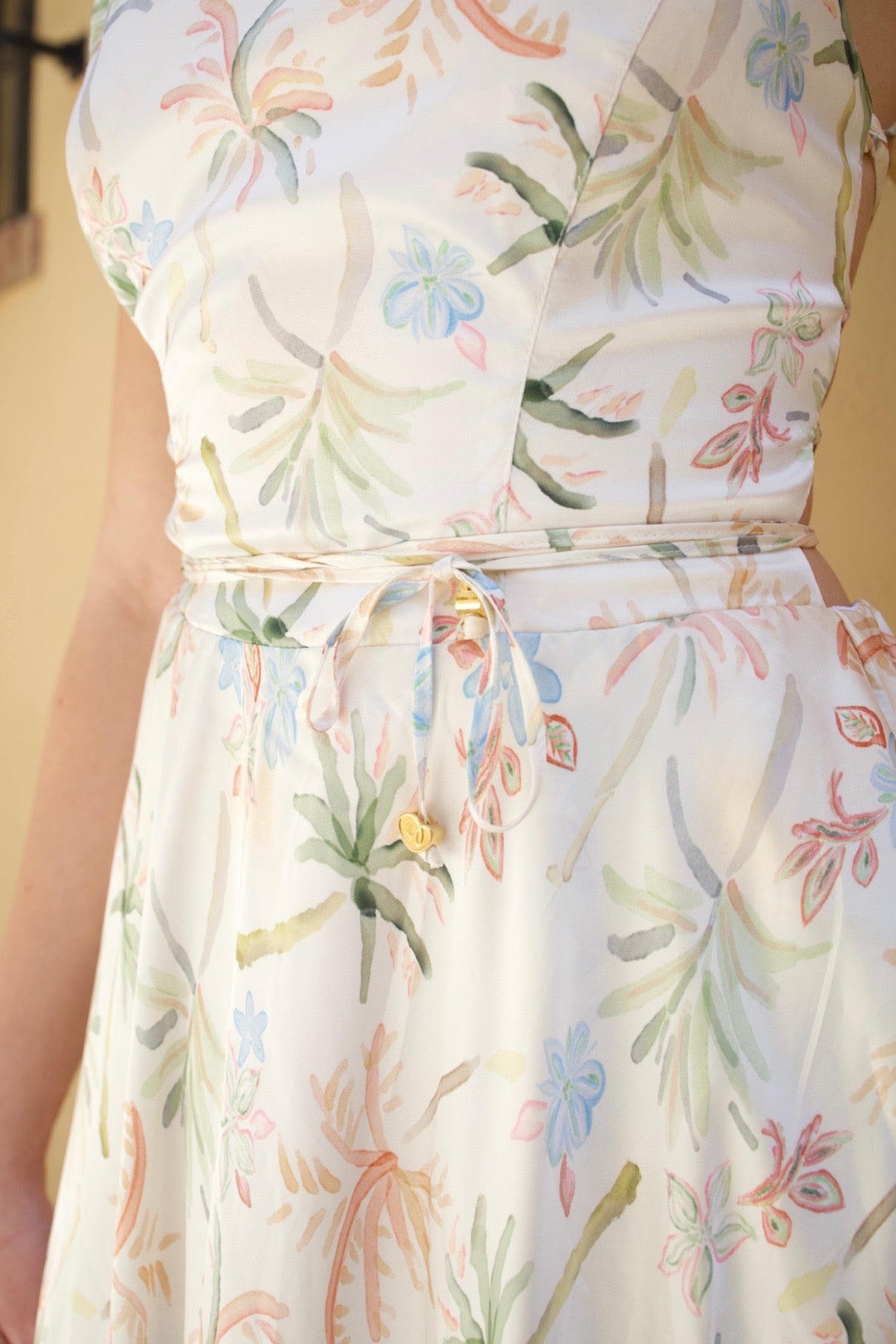 Silk blend dress with floral print, round neck, adjustable straps, and pockets