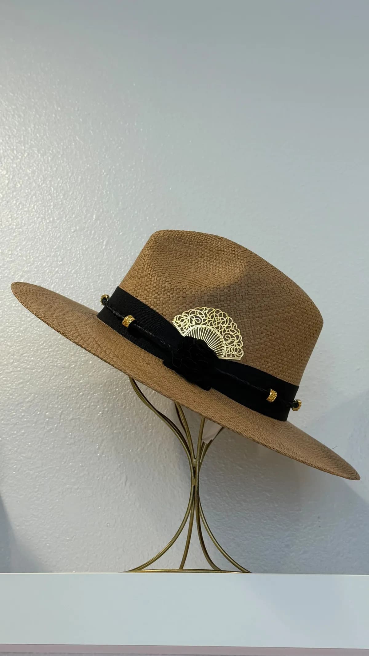 Fedora camel con rosa negra