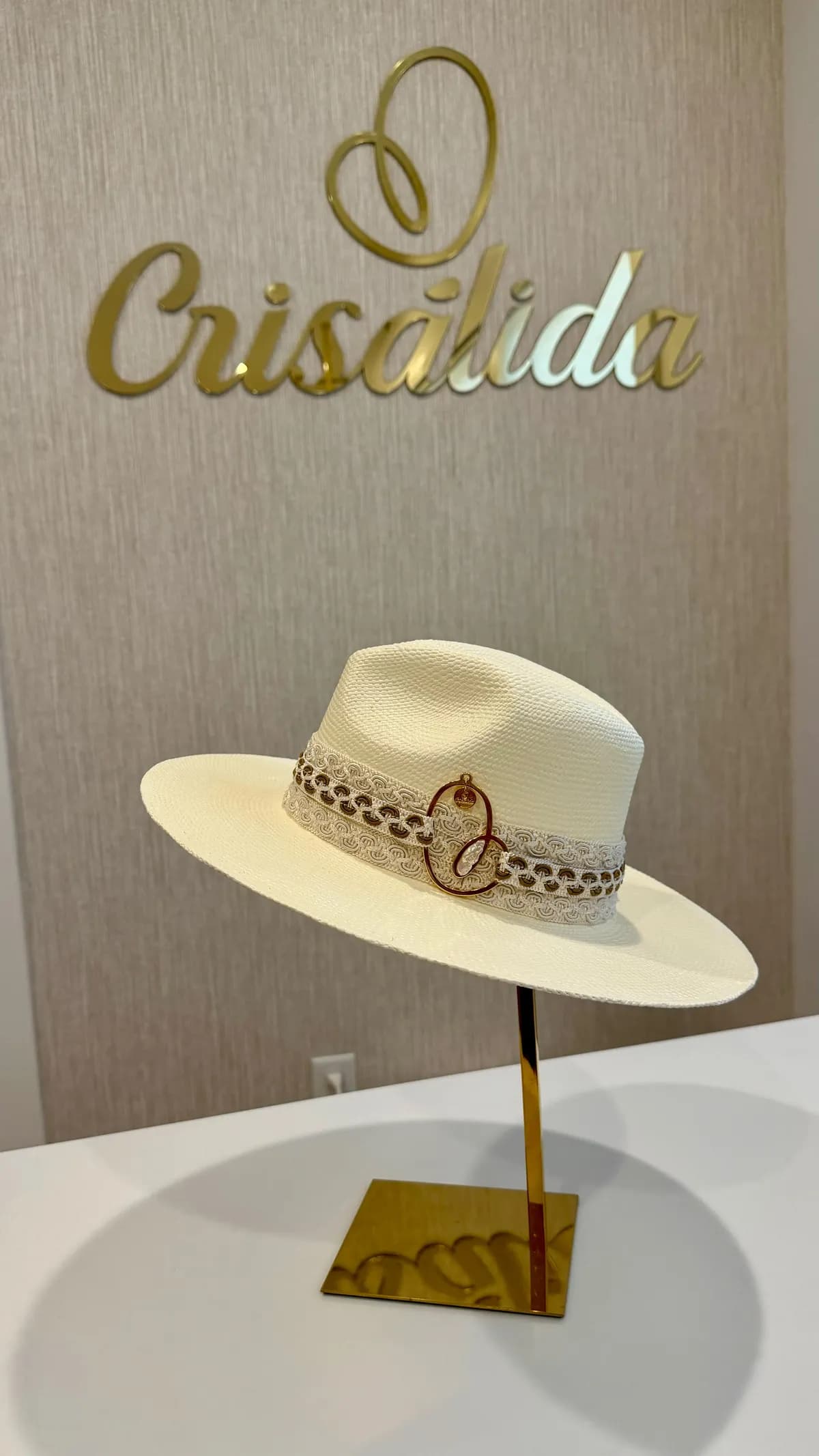 Fedora crema con monograma